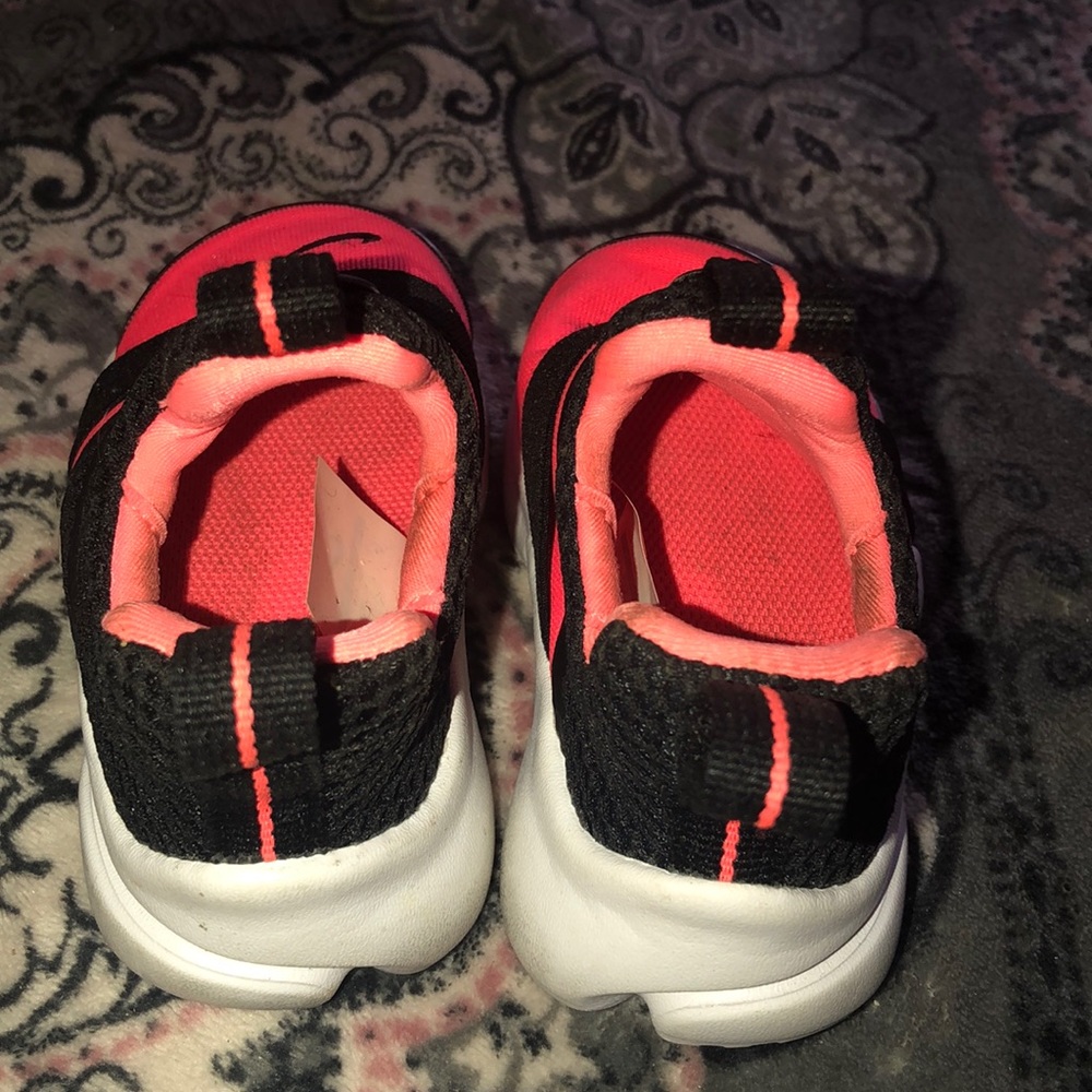 Nike - Picture 3 of 5